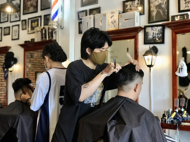 Thợ cắt tóc Sài Gòn hào hiệp nhường nhà cho sinh viên ở miễn phí, mở tiệm  tóc giá 2k